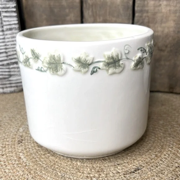 Tea light candleholder that says family with four figure cut outs! - Picture 2 of 7